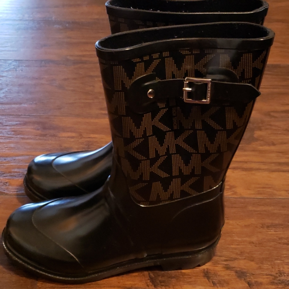 Michael kors rain boots size 8